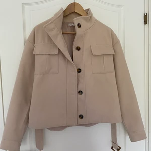 Kort kappa / tunnare jacka. Strl 36 - Jättefin jacka som jag tidigare köpt här på plick, men som tyvärr va lite för liten. Strl 36 / S. Totala priset = 220kr (frakt ingår) 🤍🧥                                                                               (Den har några fläckar på baksidan av midje-skärpet, men detta syns inte alls när den är på!) Kan skicka fler bilder vid intresse.😊💖