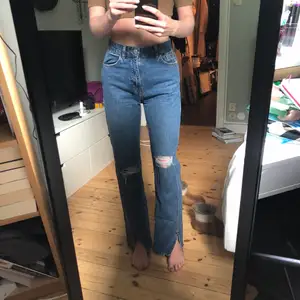 Ett par snygga blåa jeans från pull & bear med hål på knäna. Storlek 36 och super bekväma. Jag är 175 cm lång och brukar ha 34-36 i jeans. Dom har även en slits!