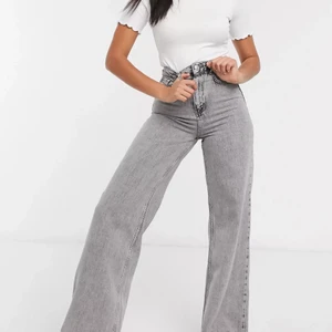 Jeans - Säljer mina jeans från stradivarius i storlek 34! Har inte använt dom så dom är i nyskick! Säljer för 230 med frakt inräknat