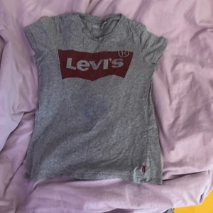 Levis tröja  - Den har en liten fläck i mitten av tröjan men är väldigt diskret o inte alls tydlig. Säljer eftersom att den är för liten. Orginal pris är 299:-.