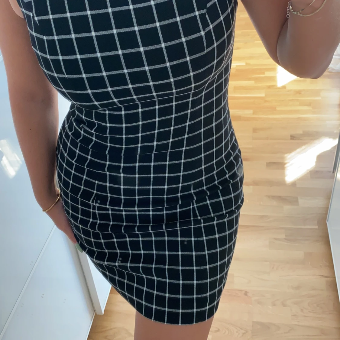 Rutig figursydd klänning 🖤  - 91