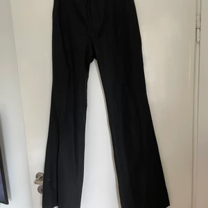 Konstymbyxor hope  - Hope ”walk trousers”, aldrig använda. Lite högre i midjan, storlek 34. Ingenting att anmärka på. Skickas med spårbar leverans för 66kr. Kan över skicka utan spårbar frakt då blir frakten billigare 