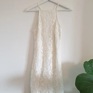Studentklänning - Helt oanvänd, supersnygg vit spetsklänning från missguided. Funkar lika bra till fest, student och midsommar!🌸 skickar endast. Storlek 36