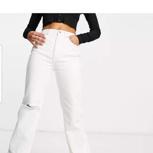 fina vita jeans i storlek 34, säljer för att jag köpte fel storlek och att jag inte orkar skicka tillbaka och byta. väldigt fina men tyvärr kan jag inte ha på mig dom då jag köpte fel storlek. säljer för 200kr eller billigare vid snabb affär och frakt tillkommer. 