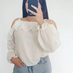 Vit blus från Gina Tricot - Vit snygg business casual blues. Original pris 300kr. 