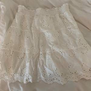En vit fin kjol med snygga detaljer och aldrig använts🌙den är stretchig men har ändå en viss passform 