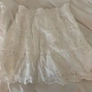 En vit fin kjol med snygga detaljer och aldrig använts🌙den är stretchig men har ändå en viss passform 