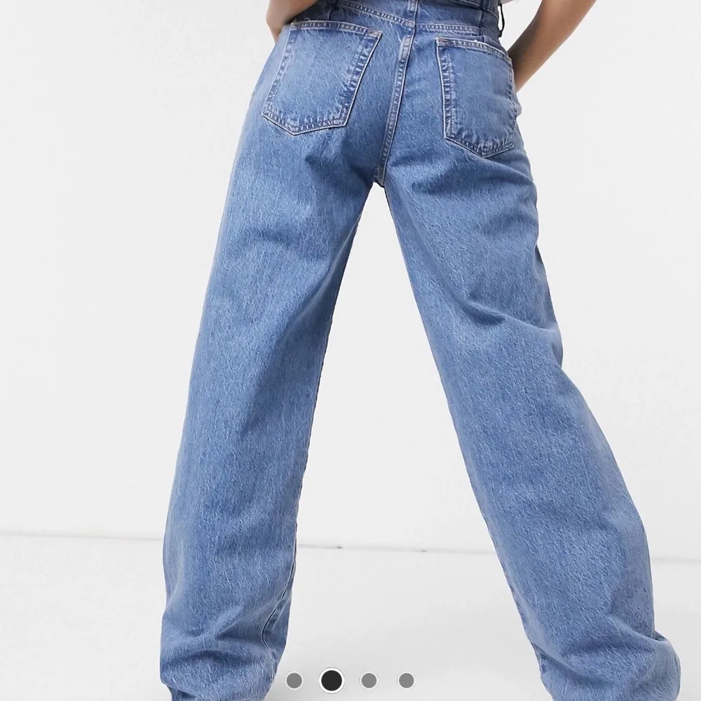 Ett par blåa baggy, overzised och vida jeans. Köpte dom på asos men dom är ifrån pull&bear. Köpte dom för 300kr. Dom är i storlek 40, och sitter bra på mig som har M/L. Dock är dom ca 4-5 cm för långa och jag är 167,5 cm. Oanvända i nyskick. Hör gärna av dig om du har frågor😊. Jeans & Byxor.