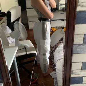 Cargopants FashionNova - Jätte fina cargopants som är knappt använd. Jag fick dem och har inte haft nån chans att använda så därför säljer jag dom. Bältet kommer med byxorna.