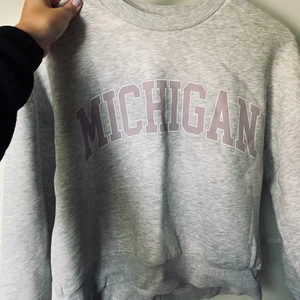 Sweatshirt - Fin sweatshirt från Gina Tricot, använd men fint skick!! 150 kr inklusive frakt🌸
