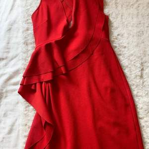 River Island klänning i storlek 34. Klänningen är endast använd två gånger. Kommer inte komma till användning igen. Köpare står för frakt. Skriv ifall ni har fler frågor! 💞