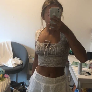 Söt topp💘 - Säljer en jätte gullig topp i nyskick, aldrig använd!🥰 Köparen står för frakten.