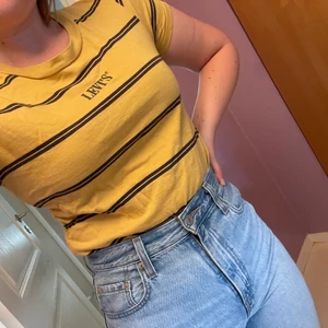 Tröja  - Gullig Levi’s tröja från Carlings❤️ Kan mötas upp i centrala Jönköping eller skicka via post (då står köparen för frakt) 