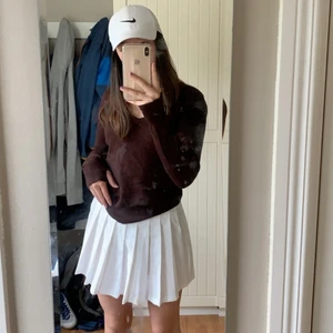 tenniskjol  - säljer nu min tenniskjol så den inte kommer till användning! super fin och som ny, storleken är 38 men jag är en xs/s och passar mig så skulle nog säga att den igentligen är mer än s/36! säljer för 250 eller bud men pris går att diskuteras! SKULLE KUNNA BYTA MOT EN VIT/SVART VOLANGKJOL ( mina bilder)