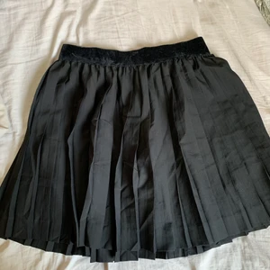 Kjol - Svart veckad kjol 