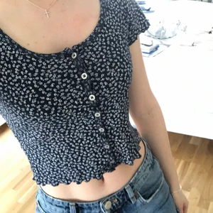 Brandy Melville topp  - Blommig topp från brandy i onesize🖤 Köpare står för frakt! (48kr)