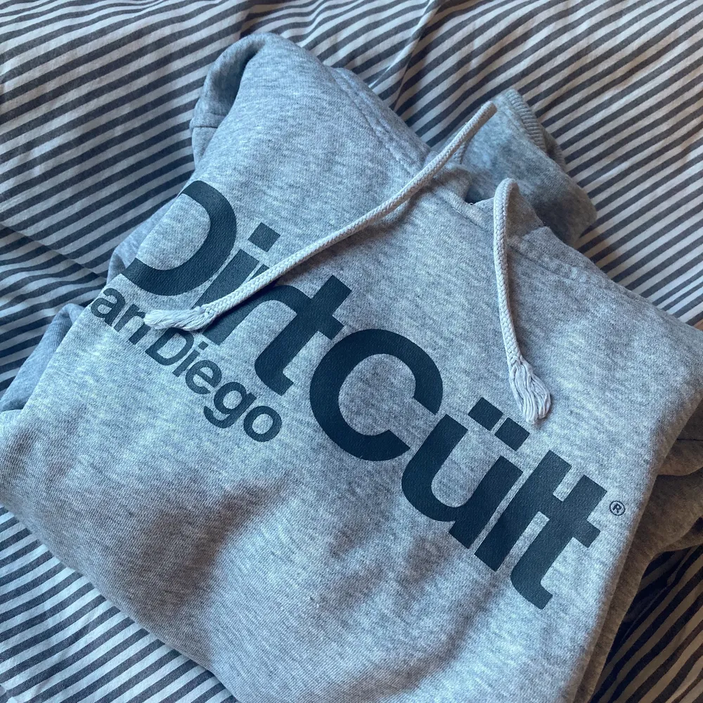 Grå dirtcült i storlek S. Jättefint skick. Kan mötas upp i Karlstad annars tillkommer fraktkostnad 🤍. Hoodies.