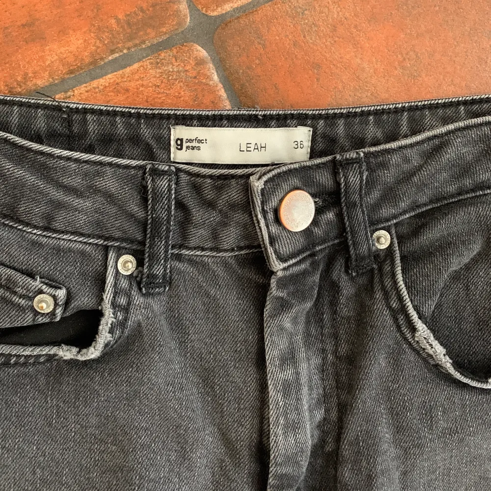 Gråa jeans från Ginatricot med slitning på knäna. Finns inte längre i butik. Använda två gånger men superfint skick ändå:). Jeans & Byxor.
