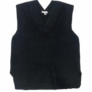  Stickad väst - Svart stickad väst från H&M i strl S, passar M. Använd fåtal gånger