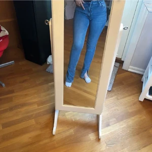 Jeans från zara med slits - Superfina jeans med slits nedtill från zara. Storlek 38 och i fint skick. Jag är 170 som referens och säljer pga jag inte använder dem. Köparen står för frakt!💕