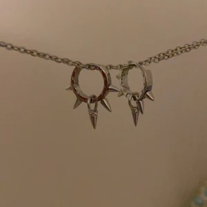 Snygga nit örhängen - Coola nit örhängen. Aldrig använda. Köpta utomlands på en liten butik. Köparen står för frakten som är 18 💓