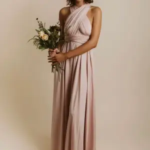 Säljer min rosa klänning jag använde en gång på ett bröllop som brudtärna så den är i ny skick! Den går att knyta på massa olika sätt tex som på den först bilden på modellen. Den är från HM och i stl xs