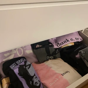 Merch - Har en hel del ariana grande merch, mer än det som syns på bilden. Om du vore intresserad kan jag även skicka bilder på det andra❤️ Har även lite accessoarer! Priser diskuteras privat, beror på plagget