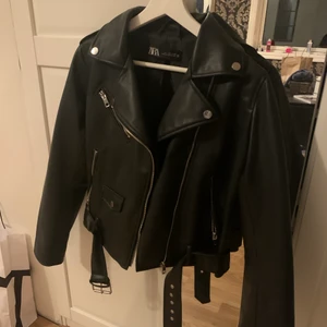 Zara skinnjacka  - Storlek L men är ganska liten oc sitter snyggt oversized på en mindre storlek. Ny pris 500 tror jag.💗💜