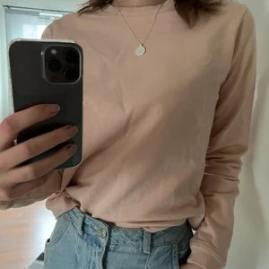 ASOS sweatshirt strl 36 - Fin rosa sweatshirt from asos I ljusrosa färg. Storlek 36.  Knappt använd och är i fint skick.  Sälj då jag inte passar i färgen. Orginalpris 250kr