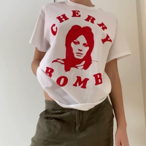 Graphic tee - Säljer denna vit T-shirt som jag köpte på tradera men tyvärr inte kommer till användig. Passar strl. M-L