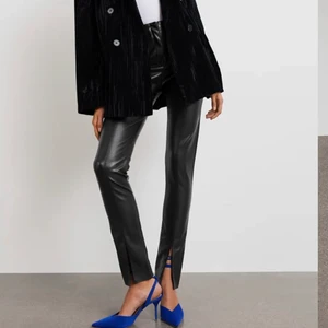 Skinn byxor! - Har ett par skinnbyxor från Ginatricot som är använda 1 gång . Storlek 44, är vanligtvis en 40 så aningen små💗250kr med frakt! (Bilden är lånad från ginatricots hemsida)