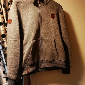 Hoodie - Använd fåtal gånger. Katt finns i hemmet. 