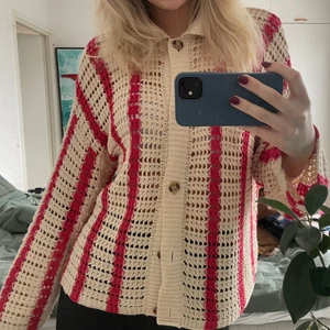 zara cardigan - säljer endast vid rätt pris. omtalad och otroligt fin kofta från ZARA. använd fåtal gånger och i toppskick. storlek S 