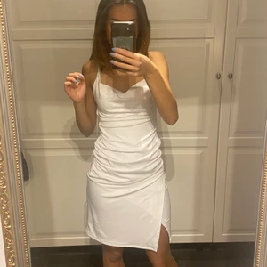 Avslutningsklänning! - Säljer min fina klänning från bikbok som är perfekt till skolavslutning eller student! Den är öppen i ryggen och har slits nedtill. Storlek XS men passar även S, skriv privat för fler bilder. Kan diskutera priset vid snabb affär. Nypris 400kr