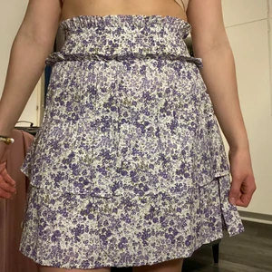 Volang kjol  - Så himla fin volang kjol💗 Tyvärr syns inte alls färgerna bra den är såklart inte gul som den ser ut, skickar gärna bättre bilder privat:) Från ASOS helt oanvänd! Är rätt liten i storlek så passar en S med 