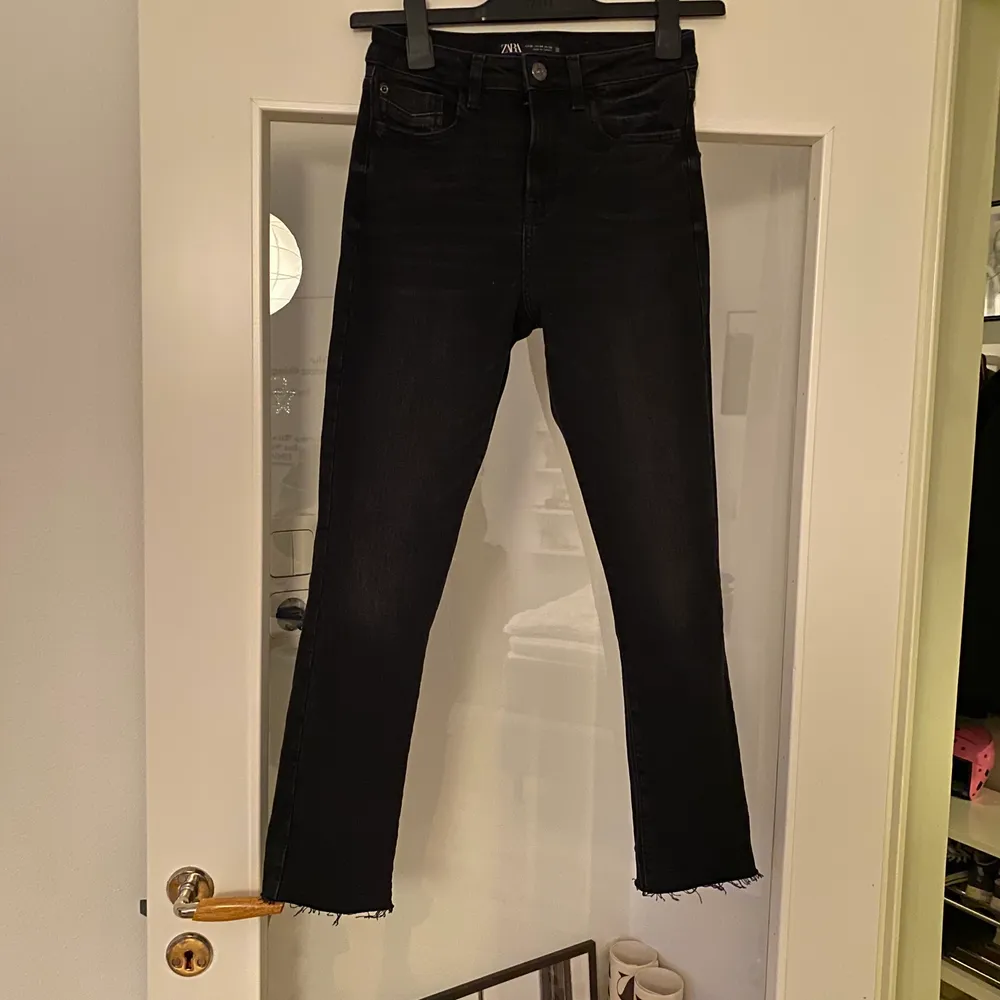 Svarta Croppade jeans från Zara. Hög midja.. Jeans & Byxor.