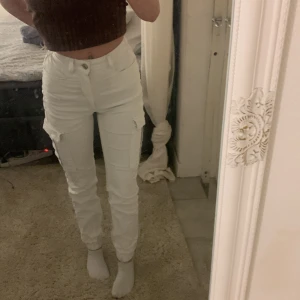 Vita Cargopants - Vita Cargopants från Bikbok, använda någon enstaka gång men i nyskick. Storlek XS☺️ Köparen står för frakt!