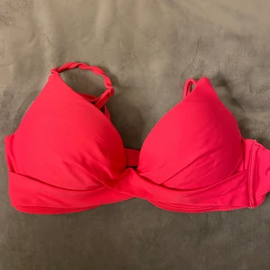 Bikini - Säljer min bikini ifrån Nelly. Jättefin färg som man ser brun ut i. inte använd särskilt mycket då den har blivi för liten. 