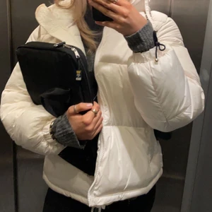 Jacka - Varm jacka ifrån hm, storlek s passar bra för mig som vanligtvis är s. Säljer för att jag har en ny!