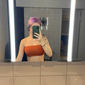 Bandeau topp - En jättefin orange bandeautopp från Gina tricot. Var från början ett linne men har klippt av banden. Jättefin att ha på sommarn eller på fest!