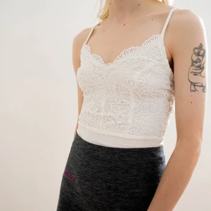 Änglalik body med fina detaljer👼🏼 - Så fin body till det fina eventet eller för en natt på klubben! 🐻‍❄️✨❤️‍🔥 Använd en gång.