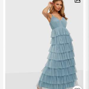 En superfin blå långklänning från Nelly 💕 klänningen är som ny då den endast är använd 1 gång! 500 kr eller högsta bud (nypris = 1300 kr)