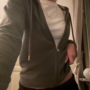 Kofta - Söt kofta🖤 Mörkgrå och ljusare grå på insidan🤍 Ganska tunn. Storlek xs men passar xxs-s.