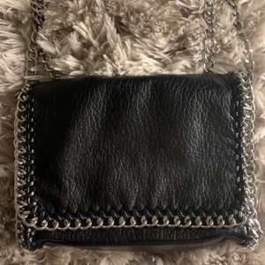 Tiamo väska - Säljer denna skitsnygga väska från tiamo som är slutsåld på hemsidan, fick den sommaren 2021 men den är fortfarande i bra skick. 🤍