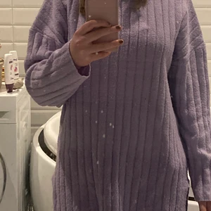 Lila polotröja storlek S - En stor stickad lila polotröja. Jag har haft den rätt länge men den är inte mycket använd. Sitter bra men är rätt lång