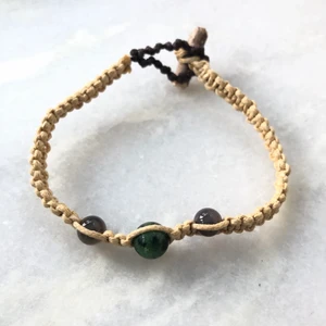 Makramé armband  - Handgjort makramé armband gjort av beige och brun  vaxad bomullstråd, Botswana agat och Zoisit. Alla kristaller jag säljer är äkta. ( 19 cm ) Frakt: 12kr 🦋