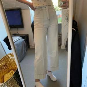 (bilden är tagen av den förra ägaren)                             Ett par vita vida jeans från Monki!! Köpte dem här på plick men har aldrig använt dem.