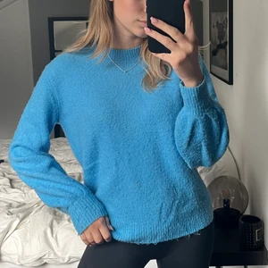 Superfin stickad tröja - Superfin stickad tröja från pieces som inte kommer till användning! Frakt tillkommer på 66 kronor🤍