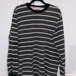 Supreme tröja - Supreme långärmad tröja, inga tecken på användning. Nypris ca 2000kr idag. Köptes i Supremes butik i London för ca 2 år sedan. Frakt tillkommer! 