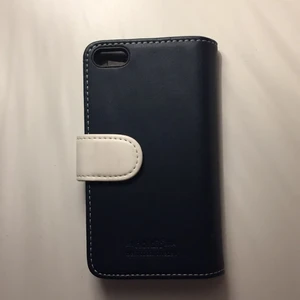 Holdit skal för iPhone 5 - Super snyggt holdit skal som är blått och vitt.💙⚪️ du kan förvara mycket kort i den och  bilder.💓🛍🤘 köpte denna för 159kr och jag säljer den för 60kr. Fler bilder kan skickas privat🛍💓 kontakta mig IM du är intresserad💞🛍🧸💓